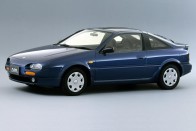 Nissan 100 NX (1990-1996) Íme, amikor csak egy egész pici kellett volna ahhoz, hogy egy forma jó legyen! Ami a Mazdának összejött az MX3-mal, a Hondának a CRX Del Sol-lal, az Isuzunak a Piazzával azt sikerült tökéletesen elrontani az elgázoltbéka-szerű arccal a Nissannak. Ennek ellenére van egy kollégánk, akinek időnként megfordul a fejében a gondolat: de jó lenne egy 100NX! (Kovács Miklós az)