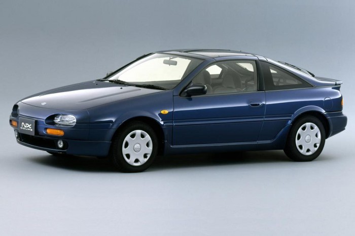 Autóbuzik szégyellnivaló álmai 15 | Vezess Nissan 100 NX (1990-1996) Íme, amikor csak egy egész pici kellett volna ahhoz, hogy egy forma jó legyen! Ami a Mazdának összejött az MX3-mal, a Hondának a CRX Del Sol-lal, az Isuzunak a Piazzával azt sikerült tökéletesen elrontani az elgázoltbéka-szerű arccal a Nissannak. Ennek ellenére van egy kollégánk, akinek időnként megfordul a fejében a gondolat: de jó lenne egy 100NX! (Kovács Miklós az)