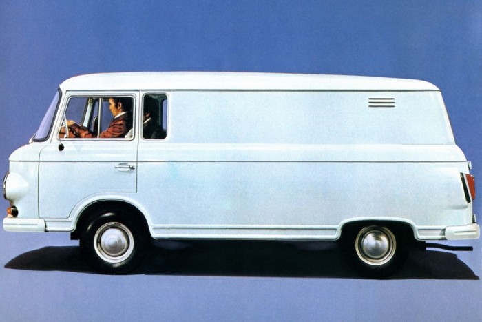 Autóbuzik szégyellnivaló álmai 16 | Vezess Barkas B1000 (1961-1991) A keletnémet furgonban valóban van valami kívánatos, de azért álomautónak feltüntetni egy kicsit erős. Attila mentségére legyen mondva, hogy ültetve, top-chopként képzeli el álmai Barkasát, és persze a motor sem az a háromhengeres kétütemű lenne az átalakítás végén a kocsiban, ami talán több szénhidrogént ereget ki hátul, mint amennyit felhasznál a mozgáshoz. (Földes Attila vágya tárgya)