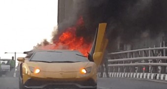 110 milliós sportkocsit égetett porrá a hülyeség