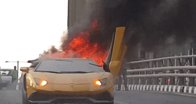 110 milliós sportkocsit égetett porrá a hülyeség