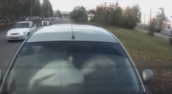 Légzsák robbant a siető lányok arcába