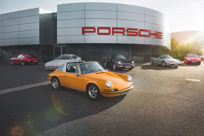 Mesés Porschék tömege a Várkert bazár előtt