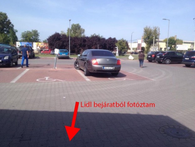 Két szőke csaj úgy parkolt Pesten a Lidlnél, hogy ejha 4 | Vezess Két szőke csaj úgy parkolt Pesten a Lidlnél, hogy ejha 4
