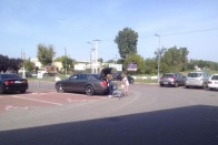 Két szőke csaj úgy parkolt Pesten a Lidlnél, hogy ejha 6