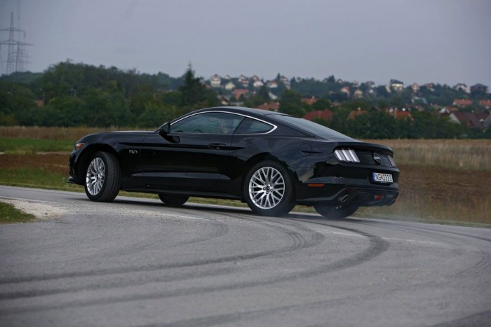 Indulásnál könnyen kiteszi a hátulját, ha nem spórolunk a gázzal