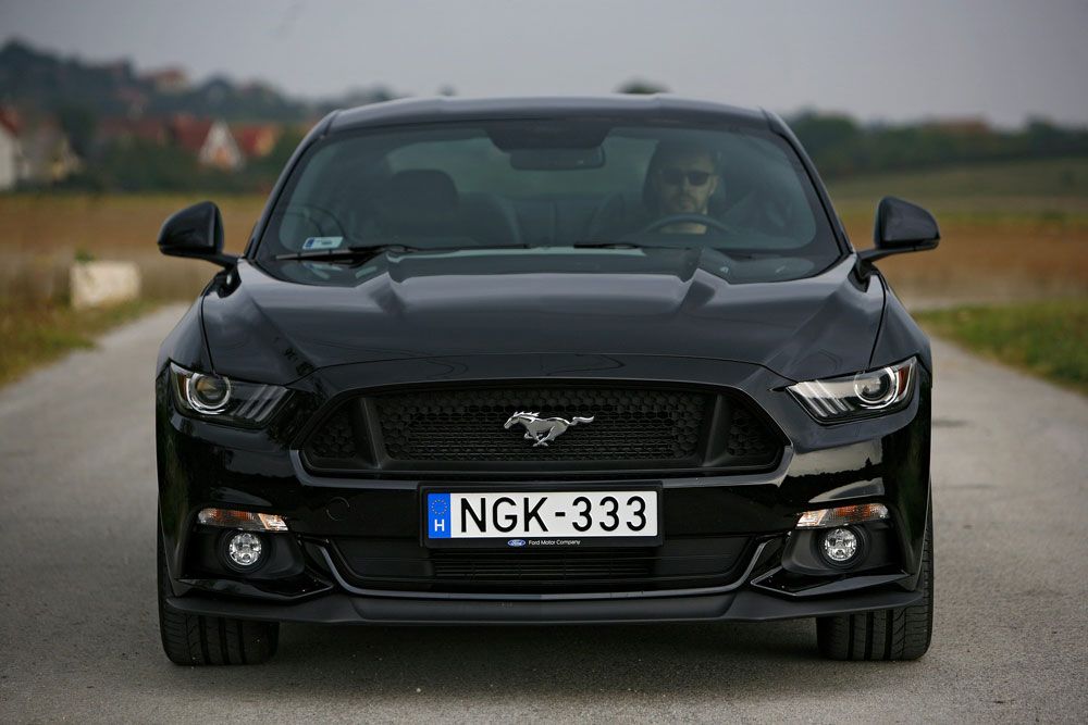 50 év után végre Európába is megérkezett a Mustang. A turbómotor mellett nem kell nélkülöznünk az ötliteres V8-ast sem.