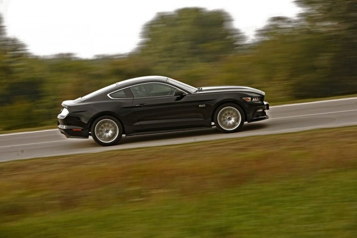 Fastbacknek hívják a kétajtós kupét. Kapható kabrió is belőle