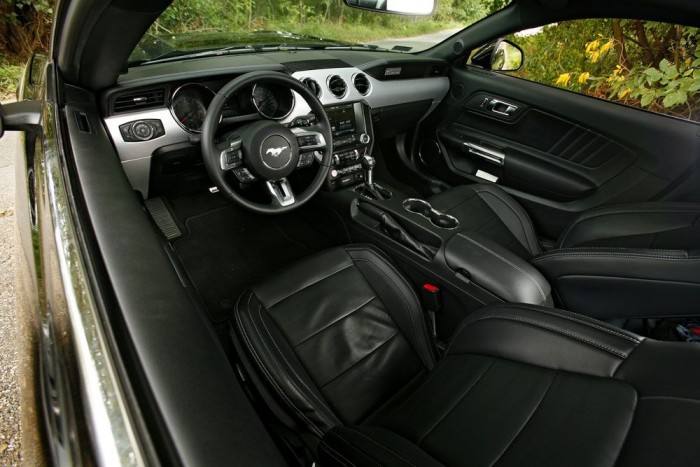 A látvány és a hangulat elsőosztályú a Mustang utasterében