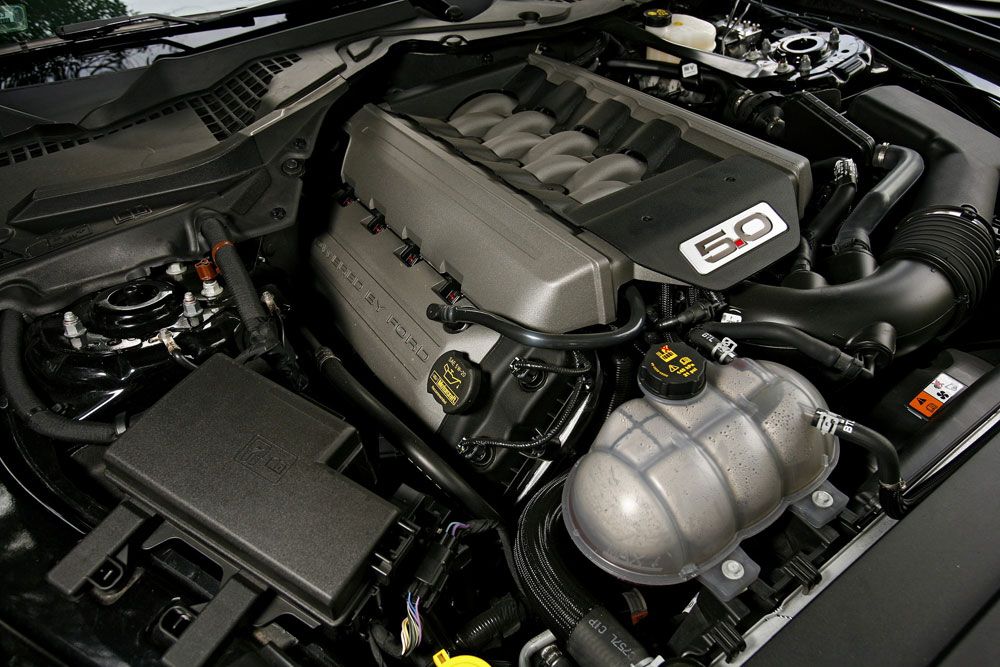 421 lóerő és 530 Nm jön ki nagy fordulaton az ötliteres V8-asból.