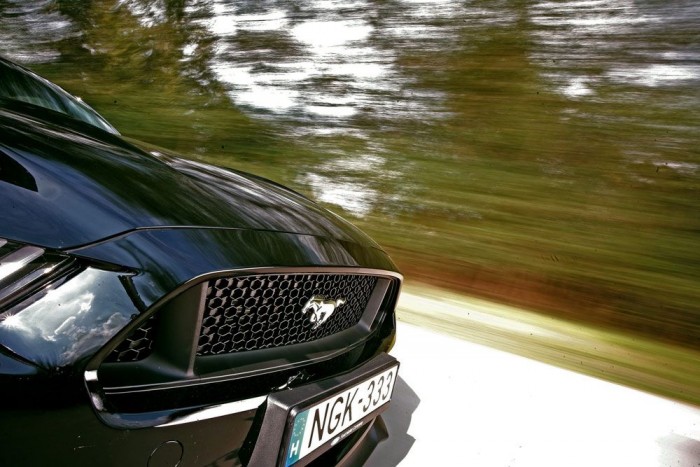 Mindenhol elengedik, ha vágtat a ló. És a ló szomjas, ha vágtat. 20 literes átlaggal autóztunk