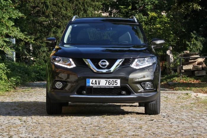 Teszt: Nissan X-Trail Tekna 1,6 DIG-T 2 Vállalható mennyiségű króm, csinos nappalifény és jó arányok