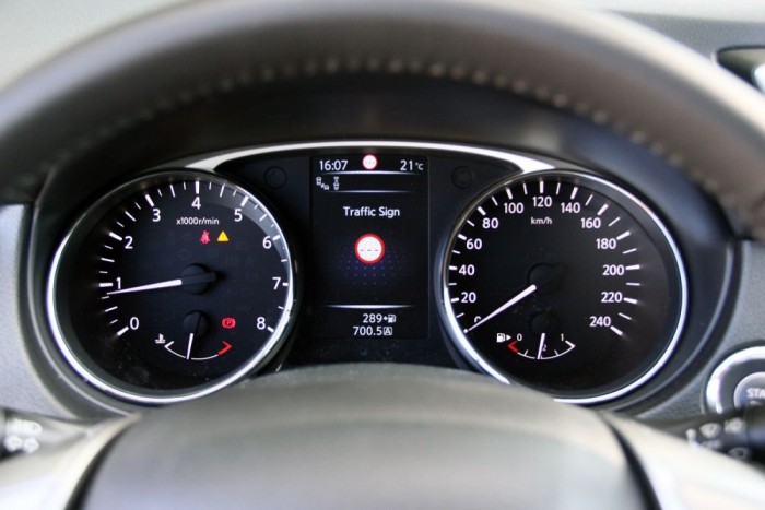 Teszt: Nissan X-Trail Tekna 1,6 DIG-T 5 A közlekedési jelzőtáblák nagy részét is képes elolvasni