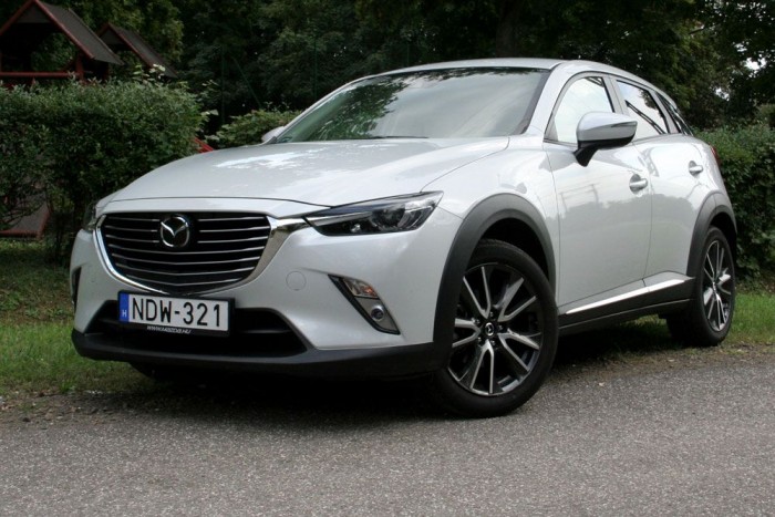 Teszt: Mazda CX-3 2.0 G150 Revolution Top AWD AT 7 | Vezess Hogy szokott lenni? Megkívántam, élveztem, aztán jött a hosszabb együttélés, és az idegesítő apróságok.