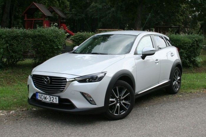 Teszt: Mazda CX-3 2.0 G150 Revolution Top AWD AT 6 | Vezess 8,25 millió forint látható a képen, a prémiumokat nem számítva ez a legdrágább kis szabadidő-autó. Viszont gyönyörű