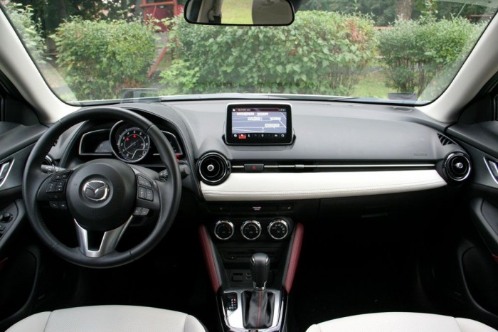 Teszt: Mazda CX-3 2.0 G150 Revolution Top AWD AT 8 | Vezess Egyszerű formák, minimális kezelőszerv, de a műszerfal felső borítóját leszámítva kellemes és jó minőségű anyagok