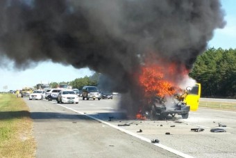 Kisfia szeme láttára futott be a lángok közé