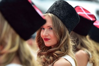 F1: Vettelék megkergültek a grid girlöktől