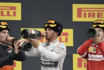 F1: Hamilton sajnálja Rosberget, Perez mennybe ment