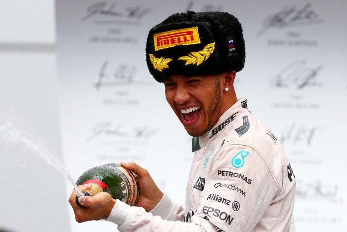 F1: Így énekelt Hamilton a vicces orosz sapkában 6