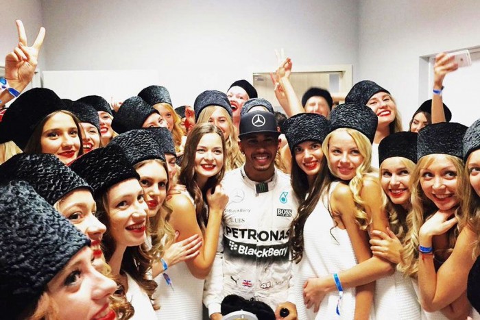 F1: Vettelék megkergültek a grid girlöktől 6