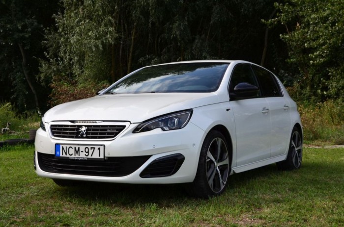 Kereken 7,5 millió forint a 205 lóerős benzinmotorral, extrák nélkül.