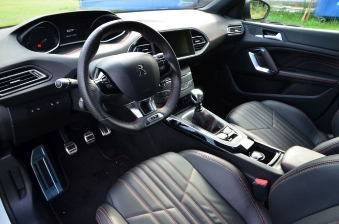 Imádtam, hogy a kis kormány fölött láttam a robotszemekbe foglalat műszeregységet.