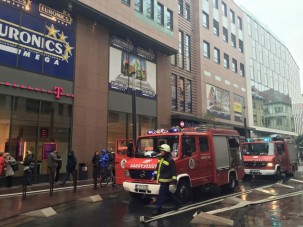 Égő autó miatt ürítették ki a Corvin Plázát