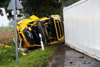 Fának ment egy kamionos Somogyban, meghalt - fotók