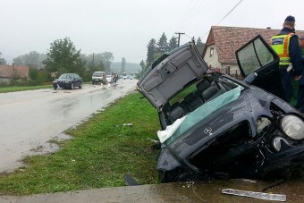 Betonhídnak csapódva halt meg egy autós Somogyban