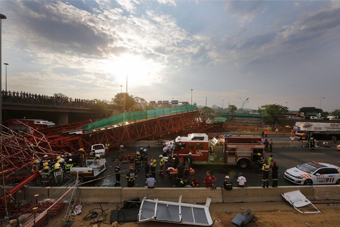 Durva fotókon az autópályára szakadt afrikai gyalogoshíd 6