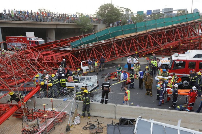 Durva fotókon az autópályára szakadt afrikai gyalogoshíd 9