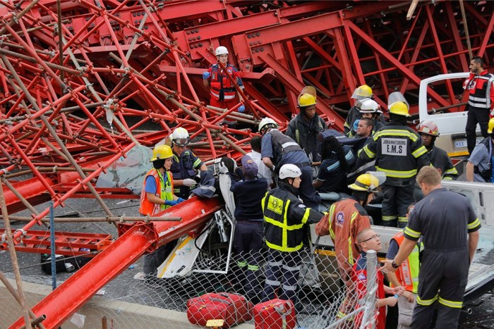 Durva fotókon az autópályára szakadt afrikai gyalogoshíd 8