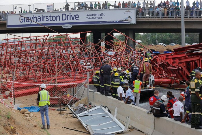 Durva fotókon az autópályára szakadt afrikai gyalogoshíd 7