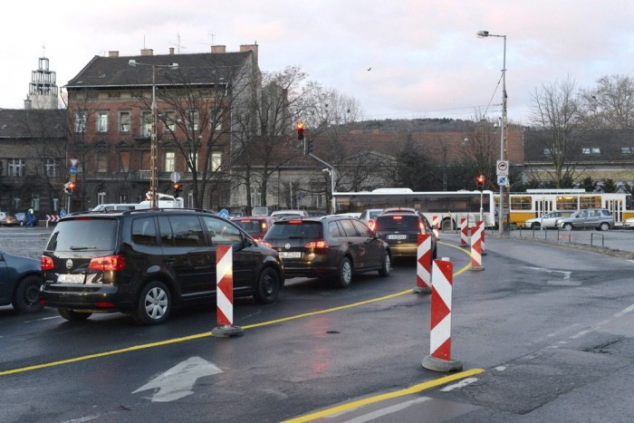 A politika néha mindent felülír. Ha éppen van valamire forrás, akkor azt muszáj megcsinálni, bármilyen káoszt is okoz a közlekedésben