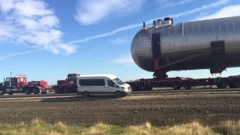 Így gurul 946 000 kiló közúton