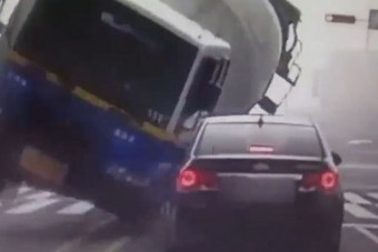 Betonkeverő lapított ki egy koreai autót, 3 halott - Videó