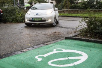 Ingyen tankolhatnak a villanyautósok a Budai várban