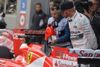 F1: Hamilton erősebb Ferrarit szeretne