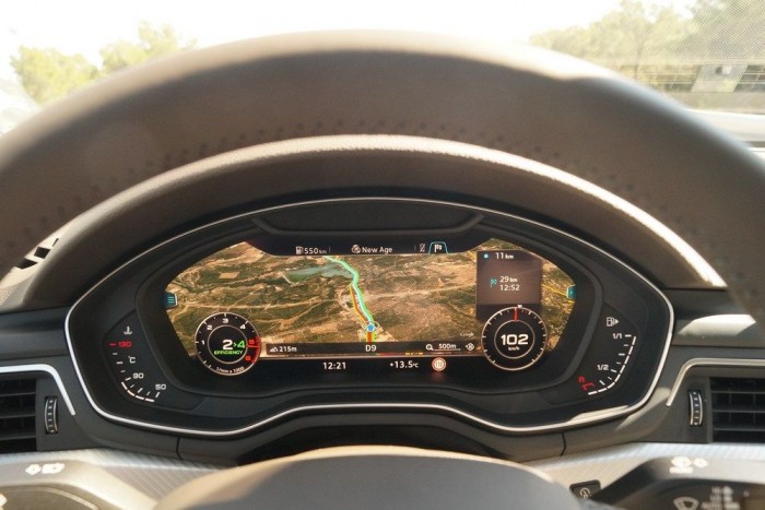 Vezettük: Audi A4 Avant – 2016 11 | Vezess A képen az látható, ahogy a dízel (!!!) Audi kettesben 102-vel megy. Elképesztően hosszúak a fokozatok az Ultrában, agyonhajtva se bírtuk felvinni a fogyasztást nyolc literre, kímélve, sztrádán öt körül ehet - majd a hazai tesztautóval lemérjük