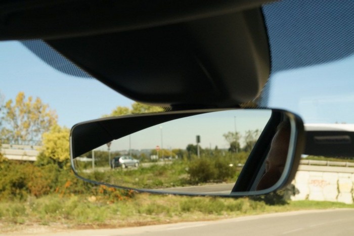 Vezettük: Audi A4 Avant – 2016 10 | Vezess Milyen kis dolog, és milyen exkluzív élményt ad: a belső tükörnek nincs kerete, gyönyörű megoldás (és nem is maszatoljuk össze állításkor, mert ilyenkor a tükörlap mögött már a műanyagot fogja meg az ember)