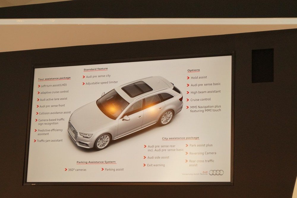 Az összes korszerű extrát megrendelheti a vevő az A4-be; nagy újdonság a Head Up Display, ami majdnem ugyanolyan jó és szép, mint a BMW-ké