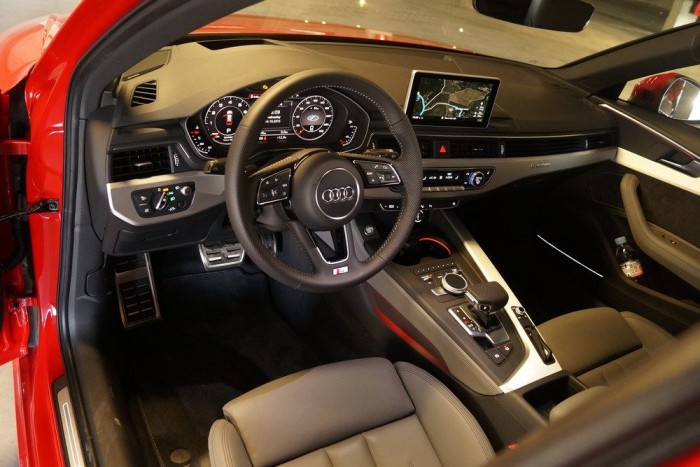 Vezettük: Audi A4 Avant – 2016 9 | Vezess Az új A4 Avant beltere, full-közeli felszereltségben. Érdekes, hogy a váltókar és a menü vezérlőtárcsája ugyanúgy helyet cserél a váltókarral a kézi váltós és az automata kocsik esetében, mint a Mercedesnél - csak itt a kézi váltós modellekben esik inkább kézre a konzol