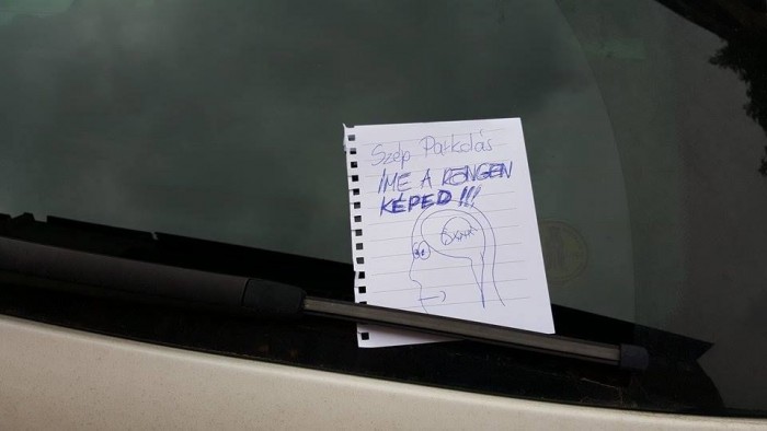 Szép parkolás. Íme a röngen képed!!!