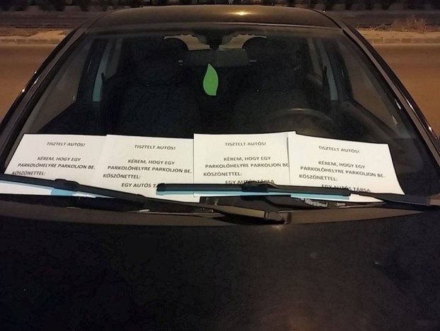 Tisztelt autós! Kérem, hogy egy parkolóhelyre parkoljon be. Köszönettel: egy autós társa.