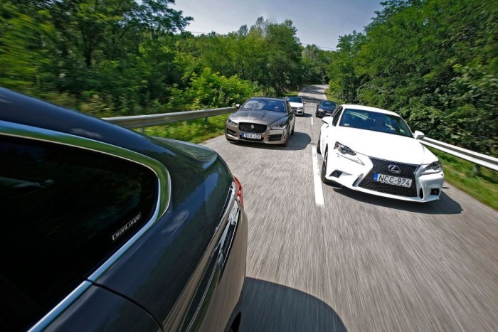 Itthon csak hibridként kapható a Lexus IS300h, míg Amerikában pont hibrid nincs belőle, de turbós négyhengeres és szívó V6 igen