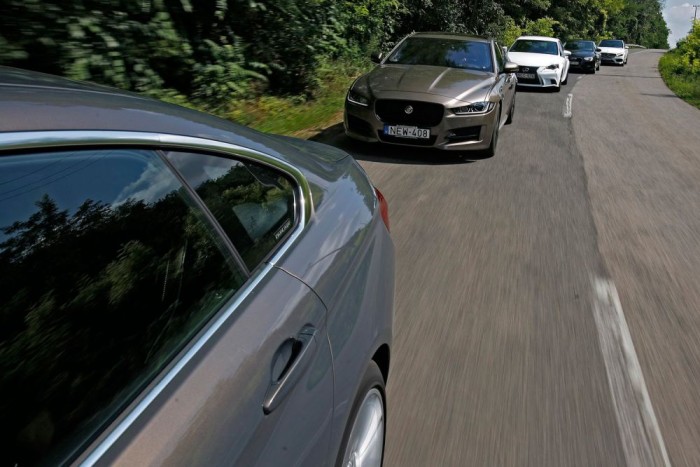 Sportosságban nem szorul a BMW mögé az XE, de a 4-es nem véletlenül száguld elöl