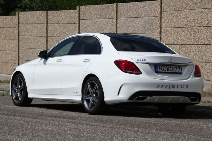 Vajon honnan kaptuk a tesztautót? Köszönjük a fóti márkakereskedés munkatársainak segítségét! 