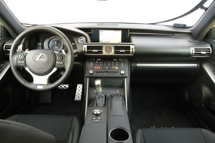 Belül is izgalmasan más az IS, mint a  konkurensek. Kár a porszívóhangú zúgásért sport üzemmódban