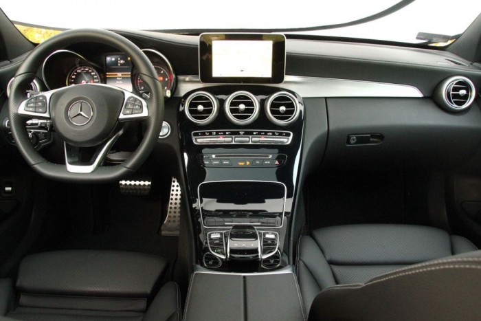 Minőségérzetben a Mercedes-Benz pompája kiemelkedő. Kézio váltóval nem működik ilyern jól az autó, kell a hétgangos automatika